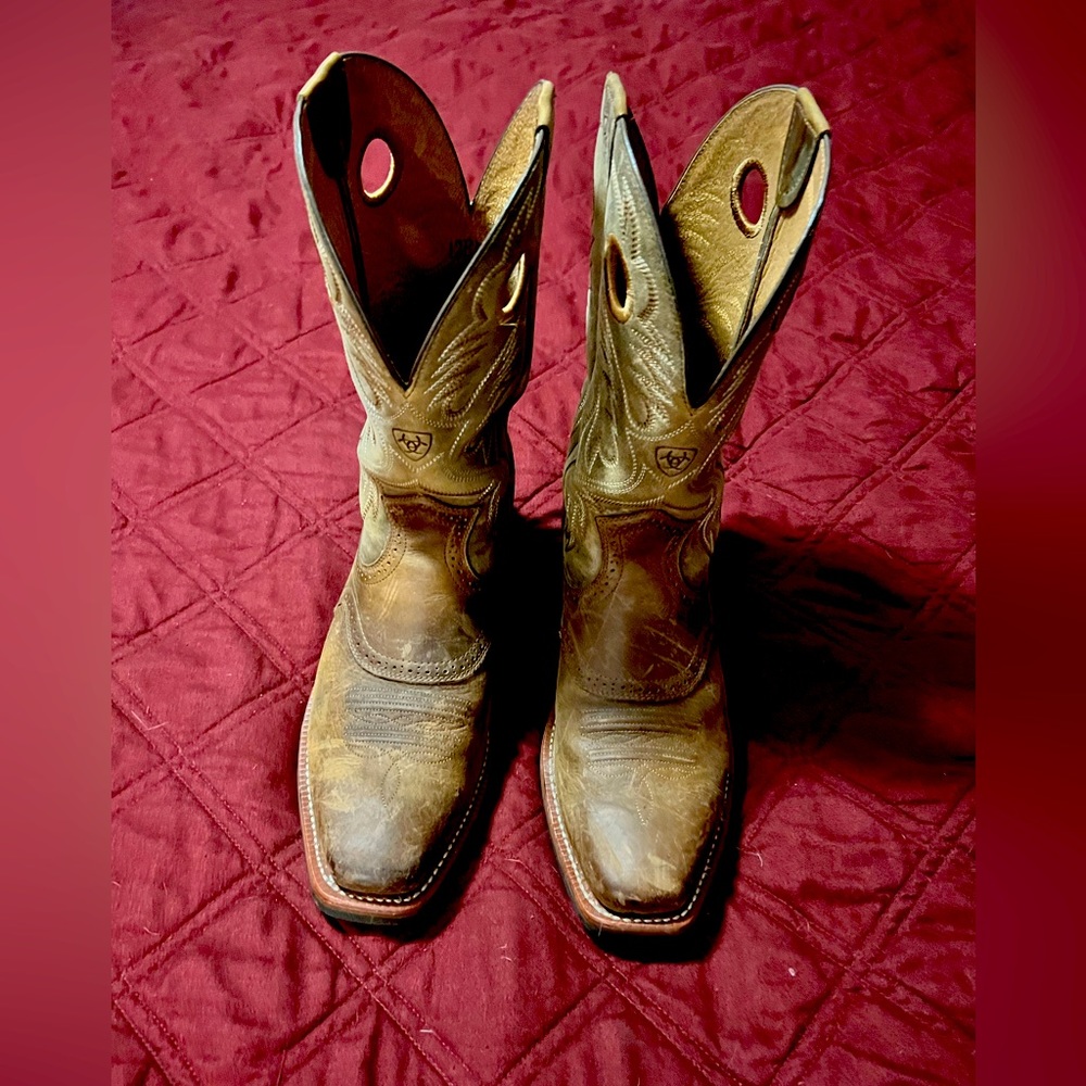 Men’s Ariat snipe toe cowboy boots